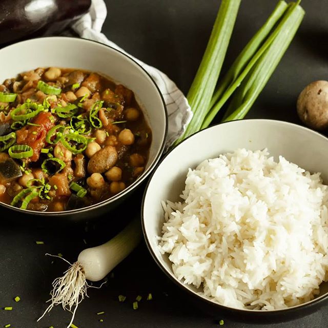 Vegetariánský tagine, pro recept mrkněte na blog!
#tagine #vegetarian #vegetable #eggplant #chickeas #glutenfree #food #foodphotography #foodblogger