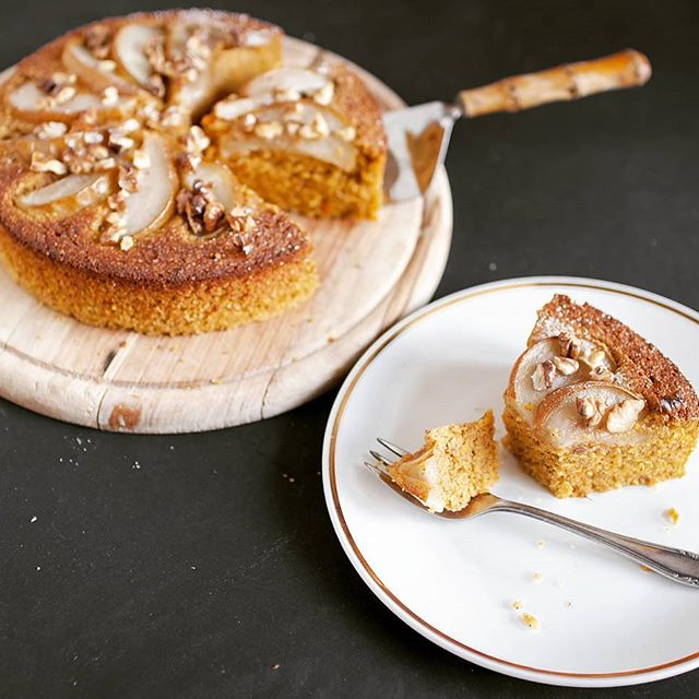 Dýňovo-polentový koláč. Pro recept mrkněte na blog.
#pumpkin #polenta #cake #pear #food #foodphotography #foodblog