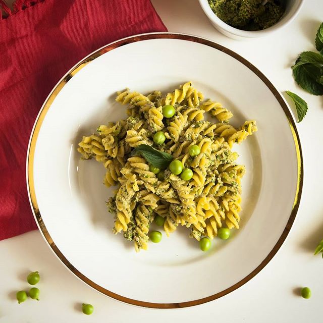 Po delší době nový recept: těstoviny s hráškovo-mátovým pestem. Jednoduché, rychlé a velmi chutné :)
#pasta #pea #mint #healthy #food #photography #foodphotography #blog #foodblog