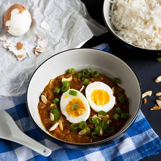 Zahřejte se výborným kari s rýží a vejcem! Recept najdete na blogu.
#curry #egg #rice #glutenfree #food #foodphotography #foodblog